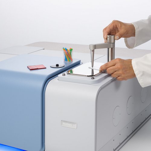 0_INVENIO_X_Transit_Platinum_ATR-measurement_different_samples_detail.jpg