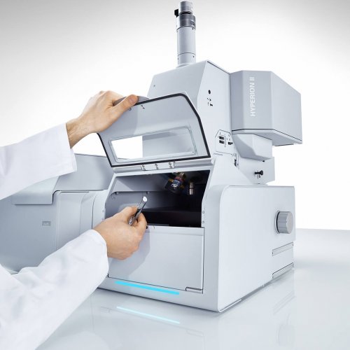HYPERIONII_sample_compartment_ILIM_tablet_sample_hand_INVENIO_S_detail (1).jpg